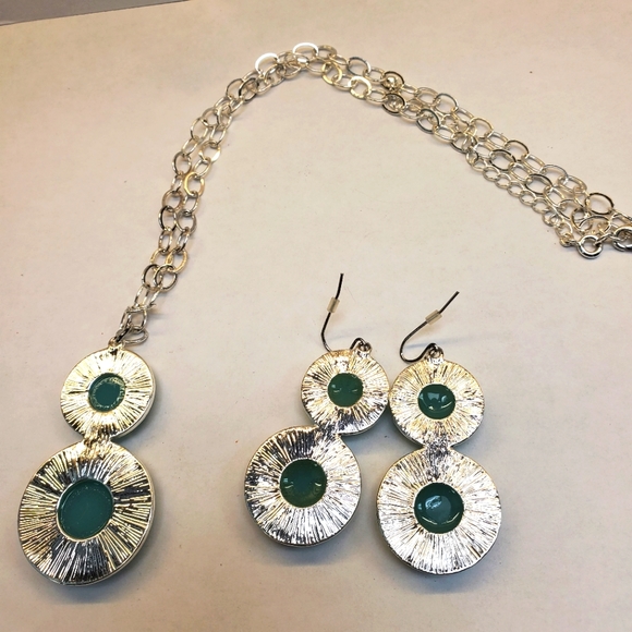VINTAGE AVON SAQ Faux Turquoise Pendant Necklace and Earrings Matching set. - Picture 4 of 4